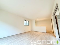 ～明るいＬＤＫ～
・ご家族でゆったり寛げる広々リビングは、大きな窓からたっぷりの陽光が差し込む明るい空間。
・出来立てのお料理を運ぶのにも、後片付けもラクラクのカウンターキッチン。
