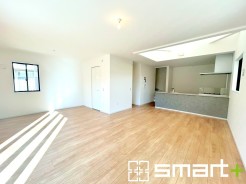 ～余裕の空間が広がるＬＤＫ～
・２２.５帖あるＬＤＫはご家族団らんのお時間を余裕の広さで演出してくれます。
・ご内覧の際は家具の配置などもイメージしながらご覧くださいませ。
