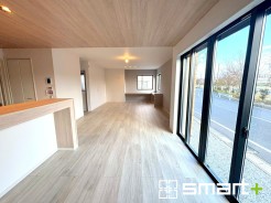 ～余裕の空間が広がるＬＤＫ～
・２３.７帖あるＬＤＫはご家族団らんのお時間を余裕の広さで演出してくれます。
・ご内覧の際は家具の配置などもイメージしながらご覧くださいませ。

