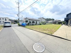 ～閑静な住宅街の立地～
・周辺は閑静な住宅街となっておりますので、静かな暮らしをご実現いただけます。
・前面道路の交通量も多くないので、小さなお子様がいるご家庭でもご安心ですね。
