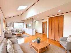 ～穏やかな陽の入るＬＤＫ～
・大きな窓のあるＬＤＫは陽当りも良好で明るい空間となっております。
・ご家族団らんなど過ごす時間の多いＬＤＫが明るいのは嬉しいポイントですね。
