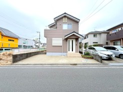 ～十分な広さのある前面道路～
・前面道路は約6ｍございますので、お車でのすれ違いも楽々で余計なストレスがかかりません。
・日々お車での移動が多い方には大切なポイントですね。
