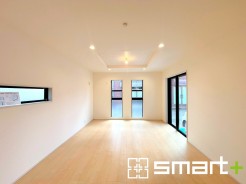 ～穏やかな陽の入るＬＤＫ～
・大きな窓のあるＬＤＫは陽当りも良好で明るい空間となっております。
・ご家族団らんなど過ごす時間の多いＬＤＫが明るいのは嬉しいポイントですね。
