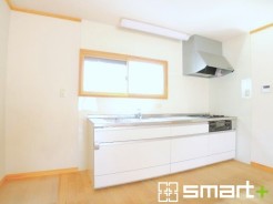 ～リビングを有効活用～
・キッチンは対面式ではなく壁側にございますので、お部屋の中の空間を有効活用できます。
・現地ではぜひ家具の配置などもイメージしながらご見学くださいませ。
