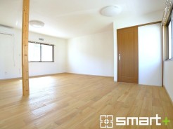 ～自然な風合いの洋室～
・ナチュラルな色彩で纏められた洋室は家具のコーディネートもしやすくなっております。
・どんな家具にするか考えるだけでも楽しくなってきますね。
