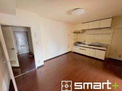 ～使い勝手の良いシステムキッチン～
・料理がしやすい設計のキッチンでお料理もはかどりますね。
・もちろんキッチン下部は収納になっておりますので、フライパンなども収納可能です。
