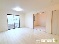 ～穏やかな陽の入るＬＤＫ～
・大きな窓のあるＬＤＫは陽当りも良好で明るい空間となっております。
・ご家族団らんなど過ごす時間の多いＬＤＫが明るいのは嬉しいポイントですね。
(１号棟)
