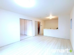 ～家族団らんにピッタリの広々リビング～
・自然の光が降り注ぐ明るいLDKは家族団らんにピッタリ。
・隣接の洋室を続き間として利用すれば２０帖超の広々空間になります。
(１号棟)
