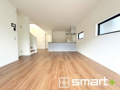 ～穏やかな陽の入るＬＤＫ～
・大きな窓のあるＬＤＫは陽当りも良好で明るい空間となっております。
・ご家族団らんなど過ごす時間の多いＬＤＫが明るいのは嬉しいポイントですね。
