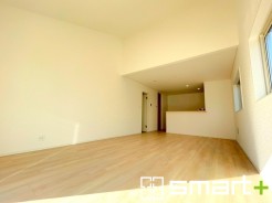 ～穏やかな陽の入るＬＤＫ～
・大きな窓のあるＬＤＫは陽当りも良好で明るい空間となっております。
・ご家族団らんなど過ごす時間の多いＬＤＫが明るいのは嬉しいポイントですね。
