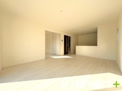 ～穏やかな陽の入るＬＤＫ～
・大きな窓のあるＬＤＫは陽当りも良好で明るい空間となっております。
・ご家族団らんなど過ごす時間の多いＬＤＫが明るいのは嬉しいポイントですね。
