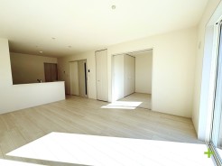 ～家族団らんにピッタリの広々リビング～
・自然の光が降り注ぐ明るいLDKは家族団らんにピッタリ。
・隣接の洋室を続き間として利用すれば２０帖超の広々空間になります。
(１号棟)