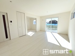 ～穏やかな陽の入るＬＤＫ～
・大きな窓のあるＬＤＫは陽当りも良好で明るい空間となっております。
・ご家族団らんなど過ごす時間の多いＬＤＫが明るいのは嬉しいポイントですね。