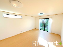 ～穏やかな陽の入るＬＤＫ～
・大きな窓のあるＬＤＫは陽当りも良好で明るい空間となっております。
・ご家族団らんなど過ごす時間の多いＬＤＫが明るいのは嬉しいポイントですね。
(B号棟)