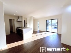 ～穏やかな陽の入るＬＤＫ～
・大きな窓のあるＬＤＫは陽当りも良好で明るい空間となっております。
・ご家族団らんなど過ごす時間の多いＬＤＫが明るいのは嬉しいポイントですね。