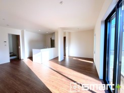 ～穏やかな陽の入るＬＤＫ～
・大きな窓のあるＬＤＫは陽当りも良好で明るい空間となっております。
・ご家族団らんなど過ごす時間の多いＬＤＫが明るいのは嬉しいポイントですね。
