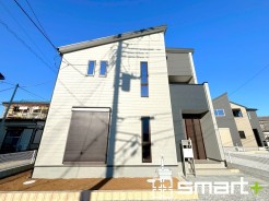 ～スタイリッシュな外観～
・外壁はシックな色彩でデザイン性に優れた見た目となっております。
・ホワイトに重厚感のある濃い目のカラーの指し色を入れることによって、スタイリッシュでオシャレな外観に仕上がっています。