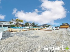 ～ベタ基礎でしっかりとした土台～
・コンクリートの中に鉄筋を配し強度を高めた「ベタ基礎」を採用。
・しっかりとした土台を造ったうえで、その上に建物が築造されていきます。
