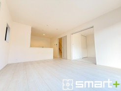 ～穏やかな陽の入るＬＤＫ～
・大きな窓のあるＬＤＫは陽当りも良好で明るい空間となっております。
・ご家族団らんなど過ごす時間の多いＬＤＫが明るいのは嬉しいポイントですね。
