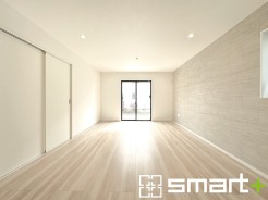 ～穏やかな陽の入るＬＤＫ～
・大きな窓のあるＬＤＫは陽当りも良好で明るい空間となっております。
・ご家族団らんなど過ごす時間の多いＬＤＫが明るいのは嬉しいポイントですね。