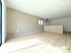 ～窓からはたっぷりの陽光～
・穏やかな陽だまりに包まれる居心地の良いＬＤＫは、ご家族が自然と集まる憩いのスペースに。
・家事をしながらご家族との会話が楽しめる人気のカウンターキッチンも魅力。