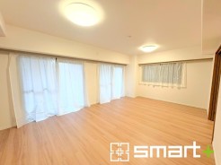 ～穏やかな陽の入るＬＤＫ～
・大きな窓のあるＬＤＫは陽当りも良好で明るい空間となっております。
・ご家族団らんなど過ごす時間の多いＬＤＫが明るいのは嬉しいポイントですね。
