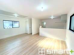 ～日当り良好のＬＤＫ～
・穏やかな陽だまりに包まれる居心地の良いＬＤＫは、ご家族が自然と集まる憩いのスペースに。
・柔らかみのあるナチュラルカラーで、家具やカーテンの色も選びやすいです。
(１号棟)