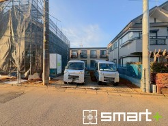 ～十分な広さのある前面道路～
・前面道路は約５ｍございますので、お車でのすれ違いも楽々で余計なストレスがかかりません。
・日々お車での移動が多い方には大切なポイントですね。
