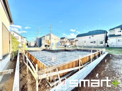 ～ベタ基礎でしっかりとした土台～
・コンクリートの中に鉄筋を配し強度を高めた「ベタ基礎」を採用。
・しっかりとした土台を造ったうえで、その上に建物が築造されていきます。
