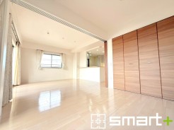 ～穏やかな陽の入るＬＤＫ～
・大きな窓のあるＬＤＫは陽当りも良好で明るい空間となっております。
・ご家族団らんなど過ごす時間の多いＬＤＫが明るいのは嬉しいポイントですね。
