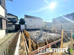 ～ベタ基礎でしっかりとした土台～
・コンクリートの中に鉄筋を配し強度を高めた「ベタ基礎」を採用。
・しっかりとした土台を造ったうえで、その上に建物が築造されていきます。
