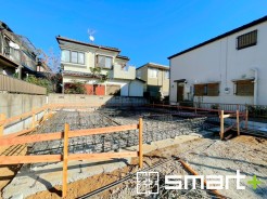 ～ベタ基礎でしっかりとした土台～
・コンクリートの中に鉄筋を配し強度を高めた「ベタ基礎」を採用。
・しっかりとした土台を造ったうえで、その上に建物が築造されていきます。
