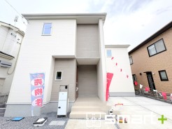 ～スタイリッシュな外観～
・外壁はシックな色彩でデザイン性に優れた見た目となっております。
・ホワイトに重厚感のある濃い目のカラーの指し色を入れることによって、スタイリッシュでオシャレな外観に。
