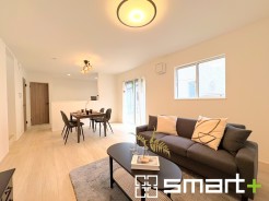 ～穏やかな陽の入るＬＤＫ～
・大きな窓のあるＬＤＫは陽当りも良好で明るい空間となっております。
・ご家族団らんなど過ごす時間の多いＬＤＫが明るいのは嬉しいポイントですね。
