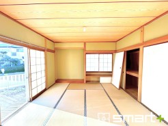～「和みの部屋」和室をご用意～
・ゴロンと寝転がったり、お子様のいるご家庭ではお子様を寝かしつけたり、などご活用いただける和室をご用意。
・やはり畳の香りは心が落ち着きますね。
