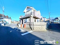 ～開放感ある角地のお住まい～
・２方向が空く事で開放感のある角地に位置しております。
・窮屈な感じが無く、ゆったりと暮らせるこの魅力をぜひ現地でご体感くださいませ。
