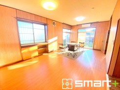 ～余裕の空間が広がるリビング～
・１０帖あるＬＤＫはご家族団らんのお時間を余裕の広さで演出してくれます。
・ご内覧の際は家具の配置などもイメージしながらご覧くださいませ。
