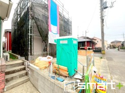 ～ベタ基礎でしっかりとした土台～
・コンクリートの中に鉄筋を配し強度を高めた「ベタ基礎」を採用。
・しっかりとした土台を造ったうえで、その上に建物が築造されていきます。
