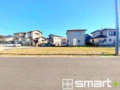 ～閑静な住宅街の立地～
・周辺は閑静な住宅街となっておりますので、静かな暮らしをご実現いただけます。
・前面道路の交通量も多くないので、小さなお子様がいるご家庭でもご安心ですね。
