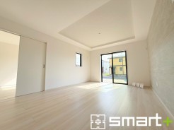 ～穏やかな陽の入るＬＤＫ～
・大きな窓のあるＬＤＫは陽当りも良好で明るい空間となっております。
・ご家族団らんなど過ごす時間の多いＬＤＫが明るいのは嬉しいポイントですね。
