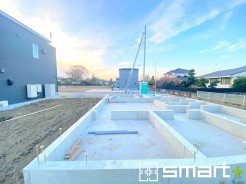 ～ベタ基礎でしっかりとした土台～
・コンクリートの中に鉄筋を配し強度を高めた「ベタ基礎」を採用。
・しっかりとした土台を造ったうえで、その上に建物が築造されていきます。
