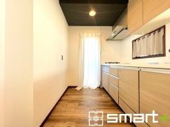 ～人気のカウンターキッチン～
・キッチンは人気のカウンタータイプを採用。「ご家族の顔が見える」造りです。
・蛇口に浄水器が内蔵されているなど機能面でも優れた仕様です。
