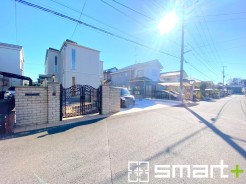 ～十分な広さのある前面道路～
・前面道路は約6ｍございますので、お車でのすれ違いも楽々で余計なストレスがかかりません。
・日々お車での移動が多い方には大切なポイントですね。
