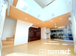 ～吹抜けのあるＬＤＫ～
・ＬＤＫに吹抜けを配する事で縦への空間が生まれ、開放感のある広々とした仕様に。
・ご来客の際なども自慢できるような高級仕様のＬＤＫとなっております。
