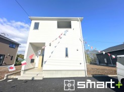 ～シンプルかつオシャレな白い外観～
・外壁をホワイトカラーにする事でクラシカルな印象の外観になりますね。
・高級感も出るので毎日家に帰るのが誇らしくなります。ぜひ現地でご確認くださいませ。
