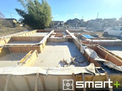 ～ベタ基礎でしっかりとした土台～
・コンクリートの中に鉄筋を配し強度を高めた「ベタ基礎」を採用。
・しっかりとした土台を造ったうえで、その上に建物が築造されていきます。
