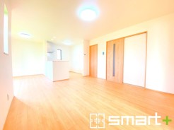 ～穏やかな陽の入るＬＤＫ～
・大きな窓のあるＬＤＫは陽当りも良好で明るい空間となっております。
・ご家族団らんなど過ごす時間の多いＬＤＫが明るいのは嬉しいポイントですね。
(Ａ号棟)