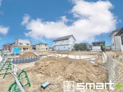 ～ベタ基礎でしっかりとした土台～
・コンクリートの中に鉄筋を配し強度を高めた「ベタ基礎」を採用。
・しっかりとした土台を造ったうえで、その上に建物が築造されていきます。
