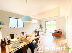 ～折り上げ天井のあるＬＤＫ～
・一部天井を高くする折り上げ天井を配する事で縦への空間が生まれ、開放感のある広々とした仕様に。
・ぜひ現地でその魅力をご体感くださいませ。
(１号棟)