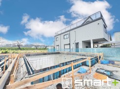 ～ベタ基礎でしっかりとした土台～
・コンクリートの中に鉄筋を配し強度を高めた「ベタ基礎」を採用。
・しっかりとした土台を造ったうえで、その上に建物が築造されていきます。
